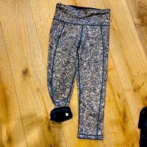 Sweaty Betty reversible crop leggings. Soft and comfortable. EUC!